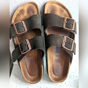 Birkenstock Arizona soft footbed. Mocha suede leather sandals.